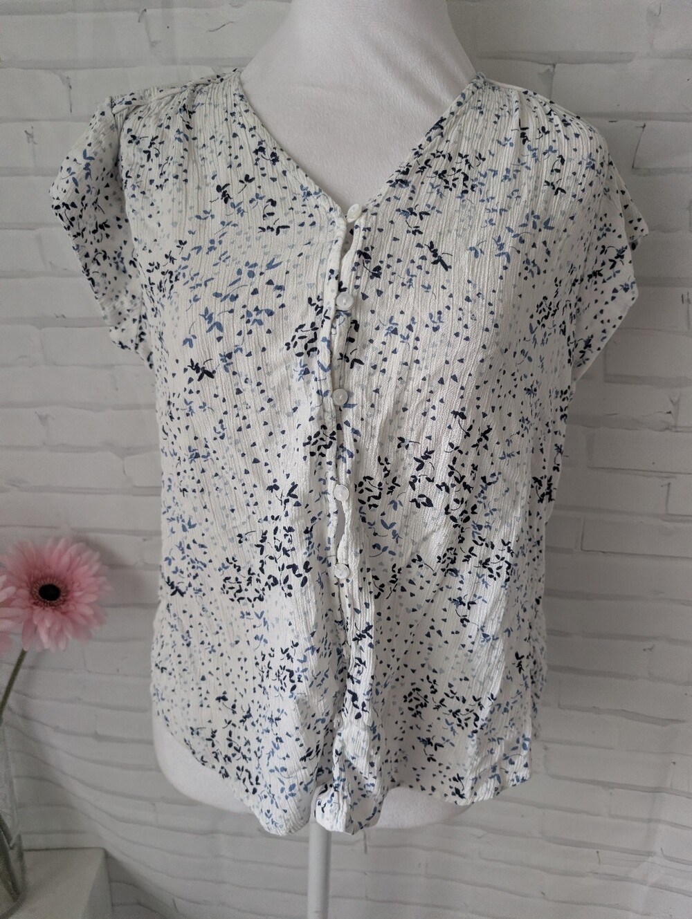 Liz Claiborne   BUTTON-FRONT FLORAL TOP